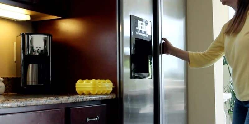Kan je een koelkast naast een oven of gasfornuis plaatsen?